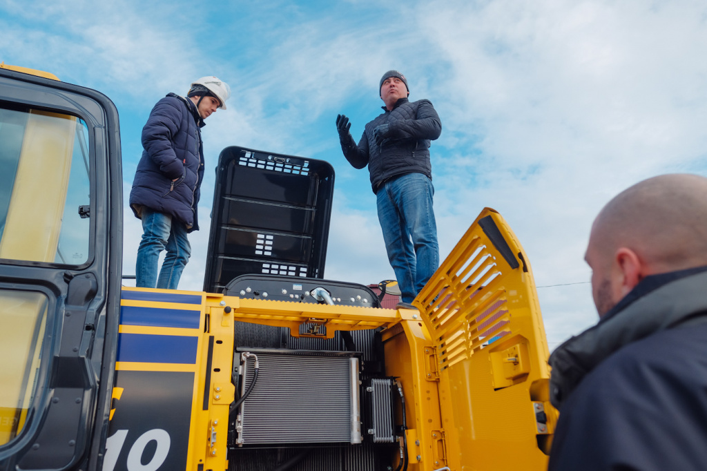 Komatsu-147_edited.jpg